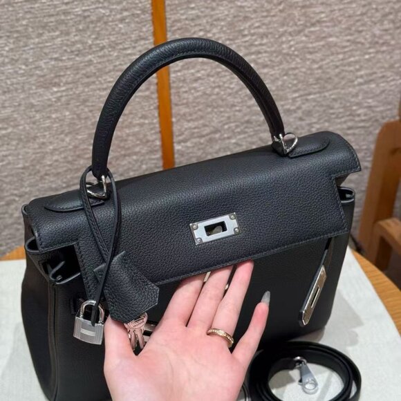 Classic Hermes Bag: A Stylish and Versatile Choice for Elegance - Picture 4 of 5